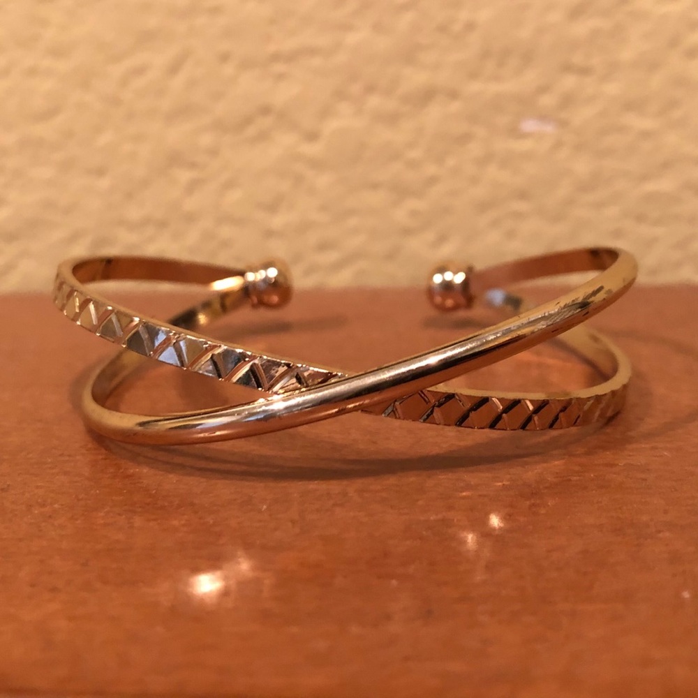 Francesca’s Gold Crossed Bracelet